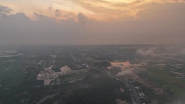 4K Hava Manzarası, köyün etrafında bir sürü ağaç ve sisle baş döndürücü altın bir gün doğumu.