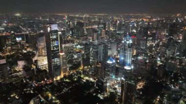 4K Gece hava görüntüsü Bangkok yüksek binası üzerinde