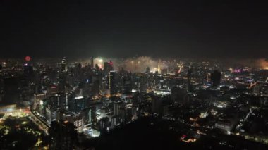 4K Hava Aracı bakış açısı Bangkok üzerinde çok renkli havai fişekler
