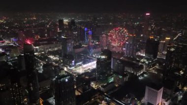 Yeni yılı kutlamak için Bangkok gökdelenlerinin üzerinde havai fişeklerle 4K hava çekimi
