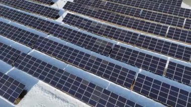 Kışın güneş panellerinin 4K drone çekimi yenilenebilir enerji üretiyor