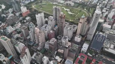 Bangkok gökdelenlerinin 4K hava manzaralı golf sahası