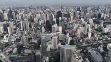 4K İHA, Bangkok yüksek binası üzerinde otoban boyunca uçarken vuruldu.