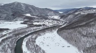 Japonya 'nın Furano kentinde kışın karlı 4K drone çekimi