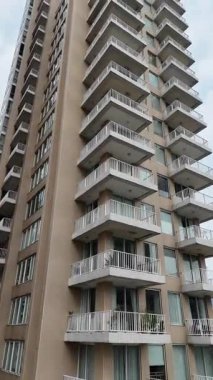 4K Yüksek Binalı Balkon Videosu