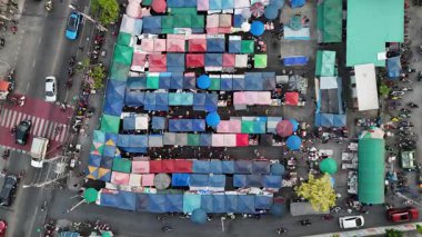 4K Havacılık Bangkok 'ta insanların gıda ve sebze satın aldığı taze pazar manzarası