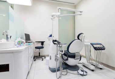 Yeni modern stomatoloji kliniğindeki dişçi muayenehanesinde diş aletleri.