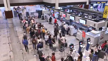 Don Muang havaalanındaki kayıt gişesinde 4K zaman aşımına uğramış yolcu kalabalığı