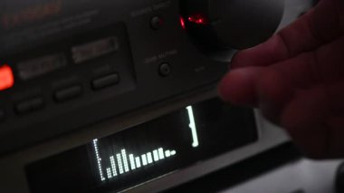 4K Grafik eşitleyicili vintage stereo sesini yükseltiyorum