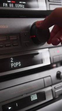 4K Dikey Görünüm Grafik eşitleyicili vintage stereo CD 'sinden CD oynat