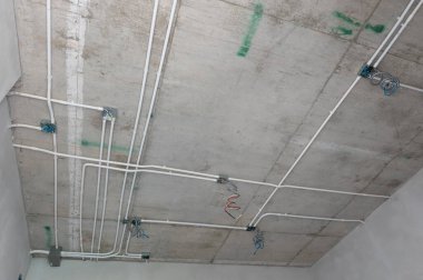 Konut binasının beton tavanına elektrik kanalı kurulumu
