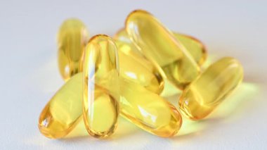 4K Yığından sarı jel kapsülleri alıyor