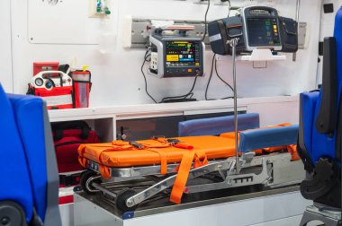Hasta bakımı için gerekli ekipmanla birlikte iç ambulans minibüsünün yan görüntüsü