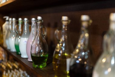 Yaşlı göçebe bedevi ilaç şişeleri.