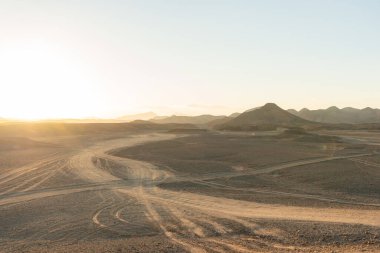 Mısır 'daki Marsa Alam çölünde harika bir gün batımı.