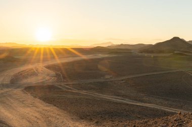 Mısır 'daki Marsa Alam çölünde harika bir gün batımı.