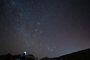 Mısır Çölü 'nün üzerinde yıldızlı gece