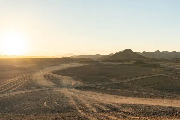 Mısır 'daki Marsa Alam çölünde harika bir gün batımı.
