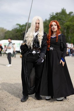 Bükreş, Romanya - 27 Nisan 2025: Doğu Avrupa Comic Con 'da Cosplayers. Çizgi roman, film, TV dizisi, bilim kurgu ve fantezi, oyun, Japon kültürü, Anime, Manga, tahta oyunları, kart oyunları ve son olarak da teknoloji oyunlarını seviyorlar..
