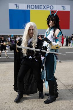 Bükreş, Romanya - 27 Nisan 2025: Doğu Avrupa Comic Con 'da Cosplayers. Çizgi roman, film, TV dizisi, bilim kurgu ve fantezi, oyun, Japon kültürü, Anime, Manga, tahta oyunları, kart oyunları ve son olarak da teknoloji oyunlarını seviyorlar..