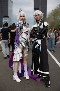 Bükreş, Romanya - 27 Nisan 2025: Doğu Avrupa Comic Con 'da Cosplayers. Çizgi roman, film, TV dizisi, bilim kurgu ve fantezi, oyun, Japon kültürü, Anime, Manga, tahta oyunları, kart oyunları ve son olarak da teknoloji oyunlarını seviyorlar..