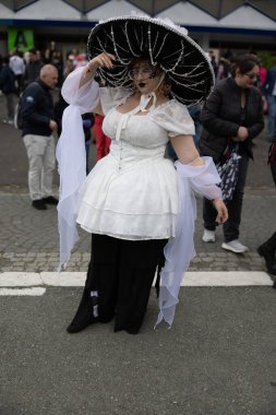 Bükreş, Romanya - 27 Nisan 2025: Doğu Avrupa Comic Con 'da Cosplayers. Çizgi roman, film, TV dizisi, bilim kurgu ve fantezi, oyun, Japon kültürü, Anime, Manga, tahta oyunları, kart oyunları ve son olarak da teknoloji oyunlarını seviyorlar..