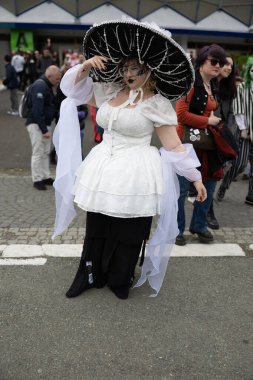 Bükreş, Romanya - 27 Nisan 2025: Doğu Avrupa Comic Con 'da Cosplayers. Çizgi roman, film, TV dizisi, bilim kurgu ve fantezi, oyun, Japon kültürü, Anime, Manga, tahta oyunları, kart oyunları ve son olarak da teknoloji oyunlarını seviyorlar..