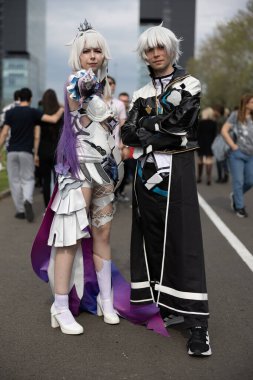 Bükreş, Romanya - 27 Nisan 2025: Doğu Avrupa Comic Con 'da Cosplayers. Çizgi roman, film, TV dizisi, bilim kurgu ve fantezi, oyun, Japon kültürü, Anime, Manga, tahta oyunları, kart oyunları ve son olarak da teknoloji oyunlarını seviyorlar..