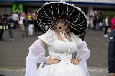 Bükreş, Romanya - 27 Nisan 2025: Doğu Avrupa Comic Con 'da Cosplayers. Çizgi roman, film, TV dizisi, bilim kurgu ve fantezi, oyun, Japon kültürü, Anime, Manga, tahta oyunları, kart oyunları ve son olarak da teknoloji oyunlarını seviyorlar..