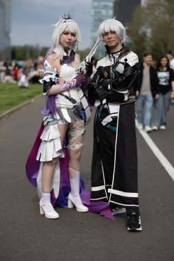 Bükreş, Romanya - 27 Nisan 2025: Doğu Avrupa Comic Con 'da Cosplayers. Çizgi roman, film, TV dizisi, bilim kurgu ve fantezi, oyun, Japon kültürü, Anime, Manga, tahta oyunları, kart oyunları ve son olarak da teknoloji oyunlarını seviyorlar..