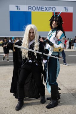 Bükreş, Romanya - 27 Nisan 2025: Doğu Avrupa Comic Con 'da Cosplayers. Çizgi roman, film, TV dizisi, bilim kurgu ve fantezi, oyun, Japon kültürü, Anime, Manga, tahta oyunları, kart oyunları ve son olarak da teknoloji oyunlarını seviyorlar..