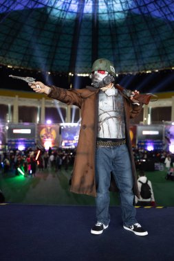 Bükreş, Romanya - 27 Nisan 2025: Doğu Avrupa Comic Con 'da Cosplayers. Çizgi roman, film, TV dizisi, bilim kurgu ve fantezi, oyun, Japon kültürü, Anime, Manga, tahta oyunları, kart oyunları ve son olarak da teknoloji oyunlarını seviyorlar..