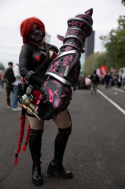 Bükreş, Romanya - 27 Nisan 2025: Doğu Avrupa Comic Con 'da Cosplayers. Çizgi roman, film, TV dizisi, bilim kurgu ve fantezi, oyun, Japon kültürü, Anime, Manga, tahta oyunları, kart oyunları ve son olarak da teknoloji oyunlarını seviyorlar..