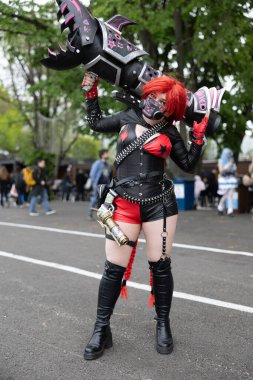 Bükreş, Romanya - 27 Nisan 2025: Doğu Avrupa Comic Con 'da Cosplayers. Çizgi roman, film, TV dizisi, bilim kurgu ve fantezi, oyun, Japon kültürü, Anime, Manga, tahta oyunları, kart oyunları ve son olarak da teknoloji oyunlarını seviyorlar..