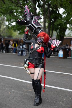 Bükreş, Romanya - 27 Nisan 2025: Doğu Avrupa Comic Con 'da Cosplayers. Çizgi roman, film, TV dizisi, bilim kurgu ve fantezi, oyun, Japon kültürü, Anime, Manga, tahta oyunları, kart oyunları ve son olarak da teknoloji oyunlarını seviyorlar..