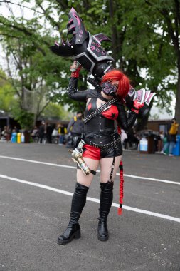 Bükreş, Romanya - 27 Nisan 2025: Doğu Avrupa Comic Con 'da Cosplayers. Çizgi roman, film, TV dizisi, bilim kurgu ve fantezi, oyun, Japon kültürü, Anime, Manga, tahta oyunları, kart oyunları ve son olarak da teknoloji oyunlarını seviyorlar..