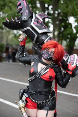 Bükreş, Romanya - 27 Nisan 2025: Doğu Avrupa Comic Con 'da Cosplayers. Çizgi roman, film, TV dizisi, bilim kurgu ve fantezi, oyun, Japon kültürü, Anime, Manga, tahta oyunları, kart oyunları ve son olarak da teknoloji oyunlarını seviyorlar..