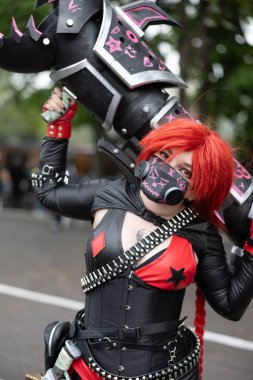 Bükreş, Romanya - 27 Nisan 2025: Doğu Avrupa Comic Con 'da Cosplayers. Çizgi roman, film, TV dizisi, bilim kurgu ve fantezi, oyun, Japon kültürü, Anime, Manga, tahta oyunları, kart oyunları ve son olarak da teknoloji oyunlarını seviyorlar..