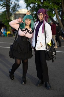 Bükreş, Romanya - 27 Nisan 2025: Doğu Avrupa Comic Con 'da Cosplayers. Çizgi roman, film, TV dizisi, bilim kurgu ve fantezi, oyun, Japon kültürü, Anime, Manga, tahta oyunları, kart oyunları ve son olarak da teknoloji oyunlarını seviyorlar..