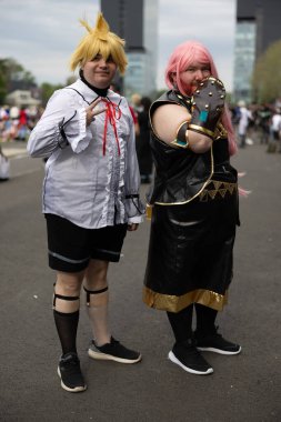 Bükreş, Romanya - 27 Nisan 2025: Doğu Avrupa Comic Con 'da Cosplayers. Çizgi roman, film, TV dizisi, bilim kurgu ve fantezi, oyun, Japon kültürü, Anime, Manga, tahta oyunları, kart oyunları ve son olarak da teknoloji oyunlarını seviyorlar..