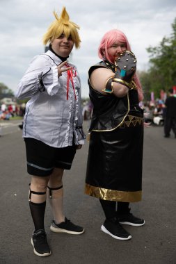 Bükreş, Romanya - 27 Nisan 2025: Doğu Avrupa Comic Con 'da Cosplayers. Çizgi roman, film, TV dizisi, bilim kurgu ve fantezi, oyun, Japon kültürü, Anime, Manga, tahta oyunları, kart oyunları ve son olarak da teknoloji oyunlarını seviyorlar..