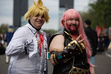 Bükreş, Romanya - 27 Nisan 2025: Doğu Avrupa Comic Con 'da Cosplayers. Çizgi roman, film, TV dizisi, bilim kurgu ve fantezi, oyun, Japon kültürü, Anime, Manga, tahta oyunları, kart oyunları ve son olarak da teknoloji oyunlarını seviyorlar..