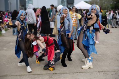 Bükreş, Romanya - 27 Nisan 2025: Doğu Avrupa Comic Con 'da Cosplayers. Çizgi roman, film, TV dizisi, bilim kurgu ve fantezi, oyun, Japon kültürü, Anime, Manga, tahta oyunları, kart oyunları ve son olarak da teknoloji oyunlarını seviyorlar..