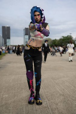 Bükreş, Romanya - 27 Nisan 2025: Doğu Avrupa Comic Con 'da Cosplayers. Çizgi roman, film, TV dizisi, bilim kurgu ve fantezi, oyun, Japon kültürü, Anime, Manga, tahta oyunları, kart oyunları ve son olarak da teknoloji oyunlarını seviyorlar..