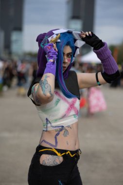 Bükreş, Romanya - 27 Nisan 2025: Doğu Avrupa Comic Con 'da Cosplayers. Çizgi roman, film, TV dizisi, bilim kurgu ve fantezi, oyun, Japon kültürü, Anime, Manga, tahta oyunları, kart oyunları ve son olarak da teknoloji oyunlarını seviyorlar..