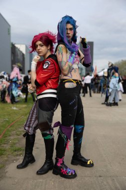 Bükreş, Romanya - 27 Nisan 2025: Doğu Avrupa Comic Con 'da Cosplayers. Çizgi roman, film, TV dizisi, bilim kurgu ve fantezi, oyun, Japon kültürü, Anime, Manga, tahta oyunları, kart oyunları ve son olarak da teknoloji oyunlarını seviyorlar..