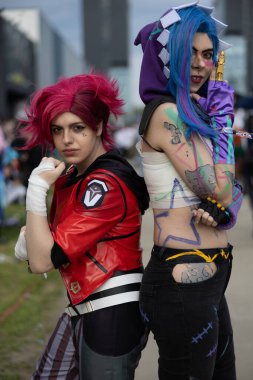 Bükreş, Romanya - 27 Nisan 2025: Doğu Avrupa Comic Con 'da Cosplayers. Çizgi roman, film, TV dizisi, bilim kurgu ve fantezi, oyun, Japon kültürü, Anime, Manga, tahta oyunları, kart oyunları ve son olarak da teknoloji oyunlarını seviyorlar..