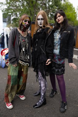 Bükreş, Romanya - 27 Nisan 2025: Doğu Avrupa Comic Con 'da Cosplayers. Çizgi roman, film, TV dizisi, bilim kurgu ve fantezi, oyun, Japon kültürü, Anime, Manga, tahta oyunları, kart oyunları ve son olarak da teknoloji oyunlarını seviyorlar..