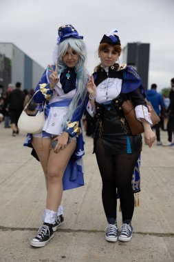 Bükreş, Romanya - 27 Nisan 2025: Doğu Avrupa Comic Con 'da Cosplayers. Çizgi roman, film, TV dizisi, bilim kurgu ve fantezi, oyun, Japon kültürü, Anime, Manga, tahta oyunları, kart oyunları ve son olarak da teknoloji oyunlarını seviyorlar..