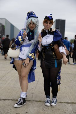 Bükreş, Romanya - 27 Nisan 2025: Doğu Avrupa Comic Con 'da Cosplayers. Çizgi roman, film, TV dizisi, bilim kurgu ve fantezi, oyun, Japon kültürü, Anime, Manga, tahta oyunları, kart oyunları ve son olarak da teknoloji oyunlarını seviyorlar..